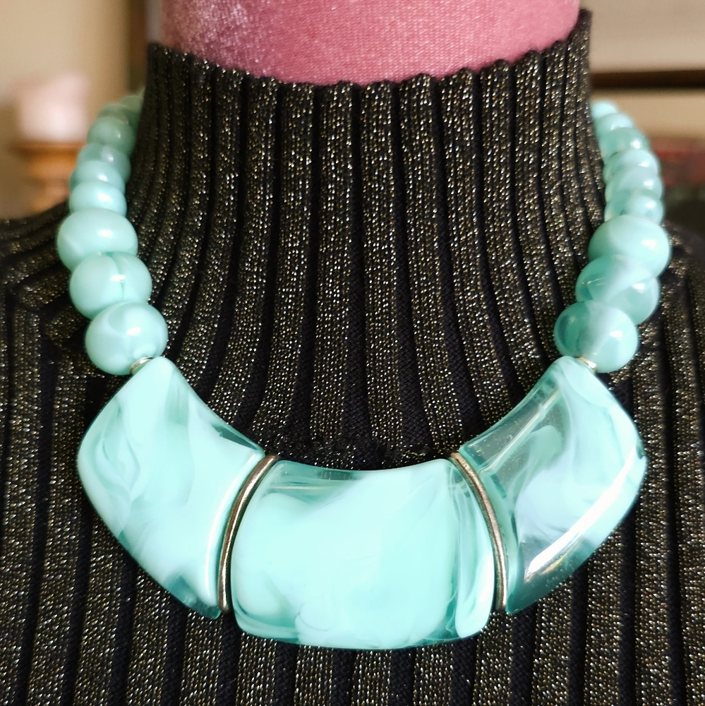 Vintage Lucite Acrylic Bib Necklace. Lucite Necklace. 80s Necklace.
